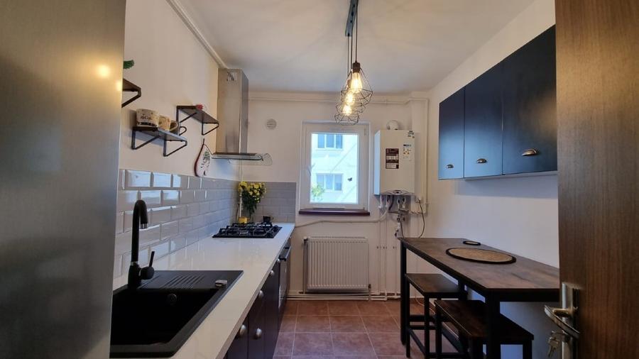 Apartament cu 3 camere decomandat, mobilat în Central