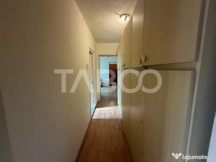 Apartament cu 3 camere semidecomandat în Central