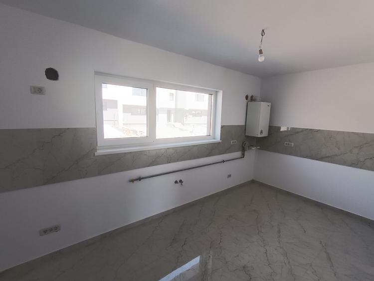 Casă cu 5 camere cu Canalizare în Valea Lupului
