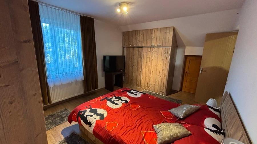 Casă individuală cu 4 camere cu Canalizare în Moisei