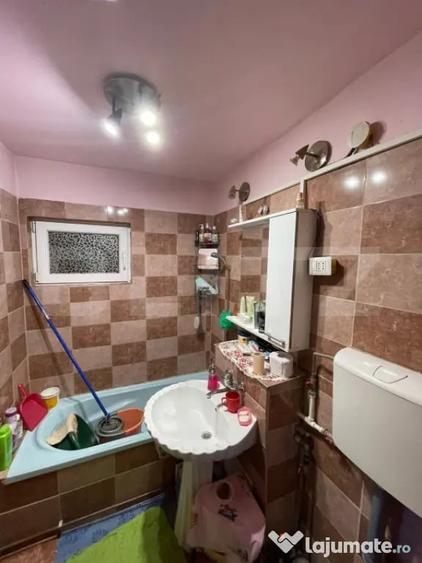 Apartament cu 2 camere semidecomandat, mobilat în Craiovița Nouă