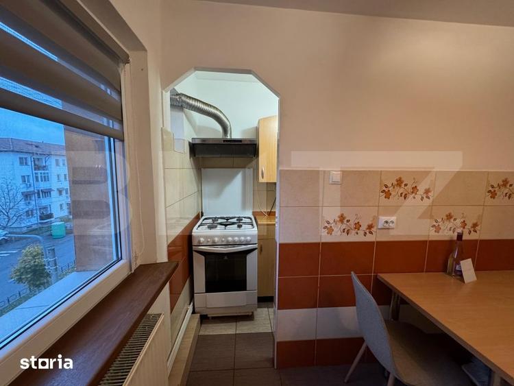 Apartament cu 3 camere decomandat, mobilat în Craiovița Nouă