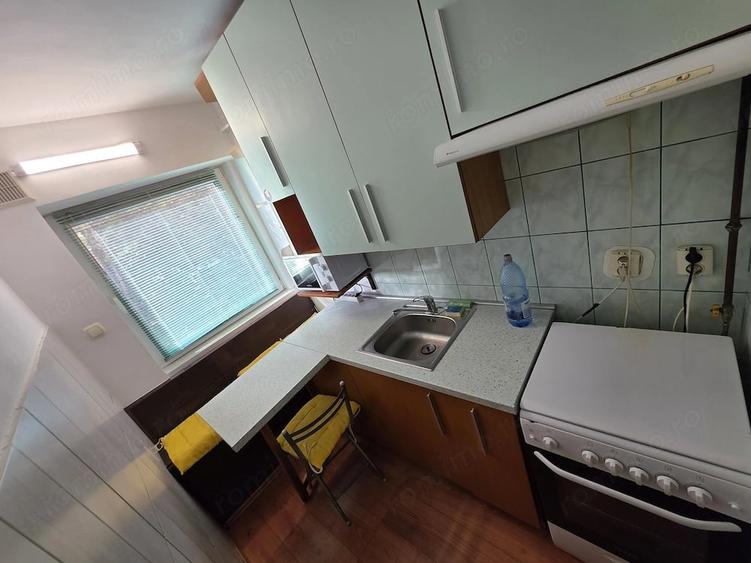 Apartament cu 3 camere semidecomandat în Cetății