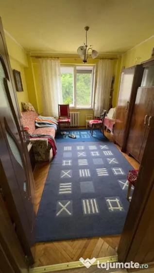 Apartament cu 4 camere decomandat în Decebal