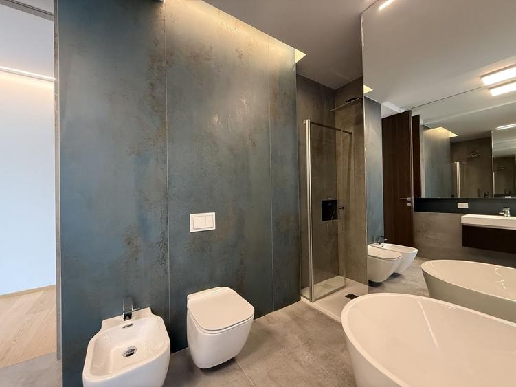 Casă individuală cu 7 camere cu Canalizare în Central