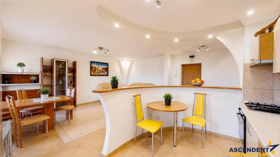 Apartament cu 3 camere decomandat în 13 Decembrie