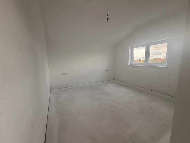 Duplex cu 4 camere cu Canalizare în Giarmata
