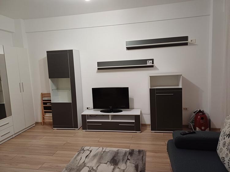Garsonieră decomandată în Roșu