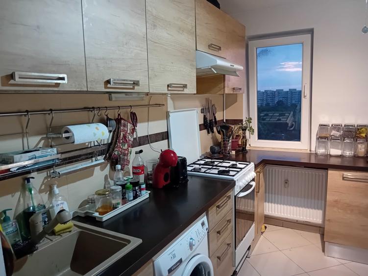 Apartament cu 3 camere semidecomandat în Titan