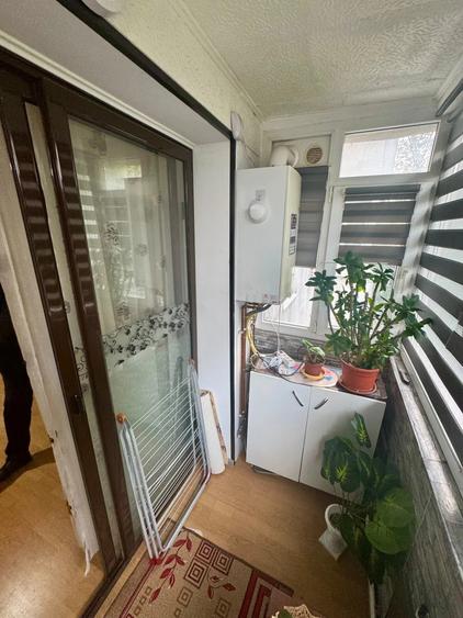 Apartament cu 3 camere semidecomandat în Podu Roș