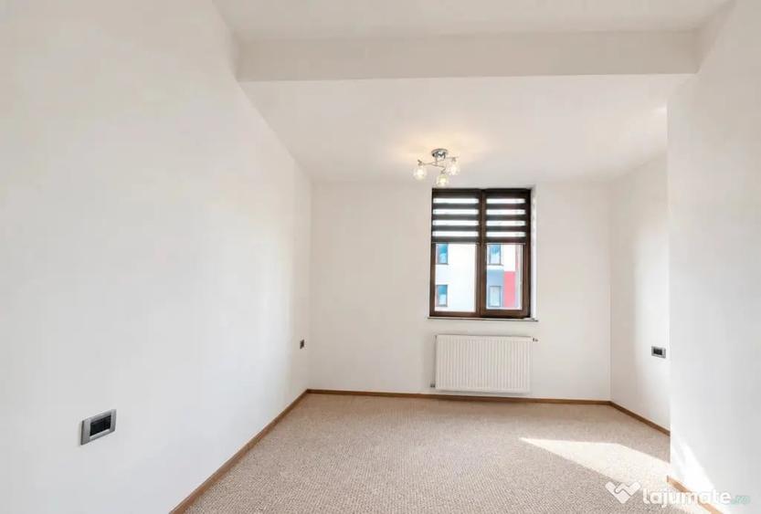 Apartament cu 3 camere decomandat în Tractorul