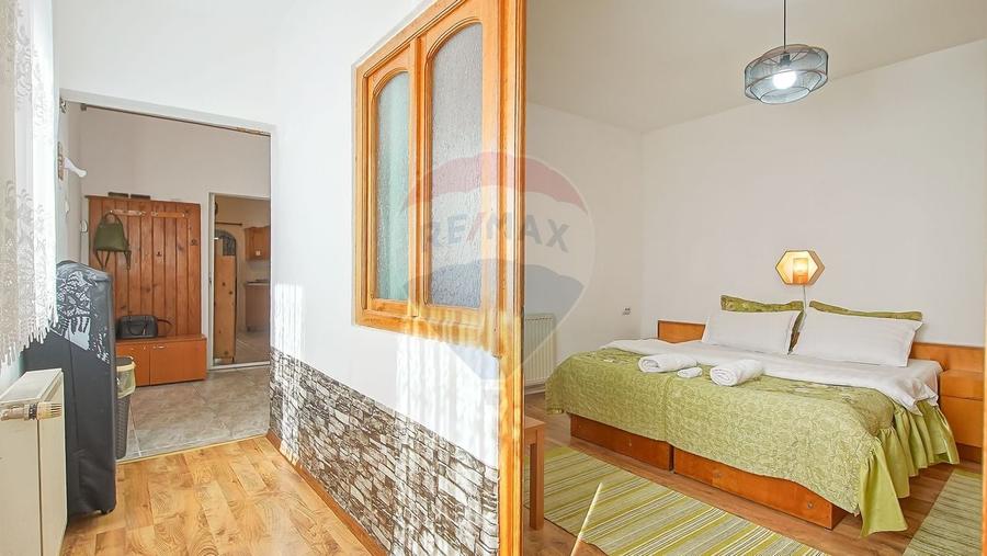 Casă individuală cu 11 camere cu Teren 789 Mp în Florilor