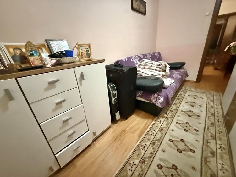 Apartament cu 3 camere semidecomandat în