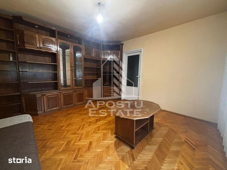 Apartament cu 3 camere semidecomandat, mobilat în Central