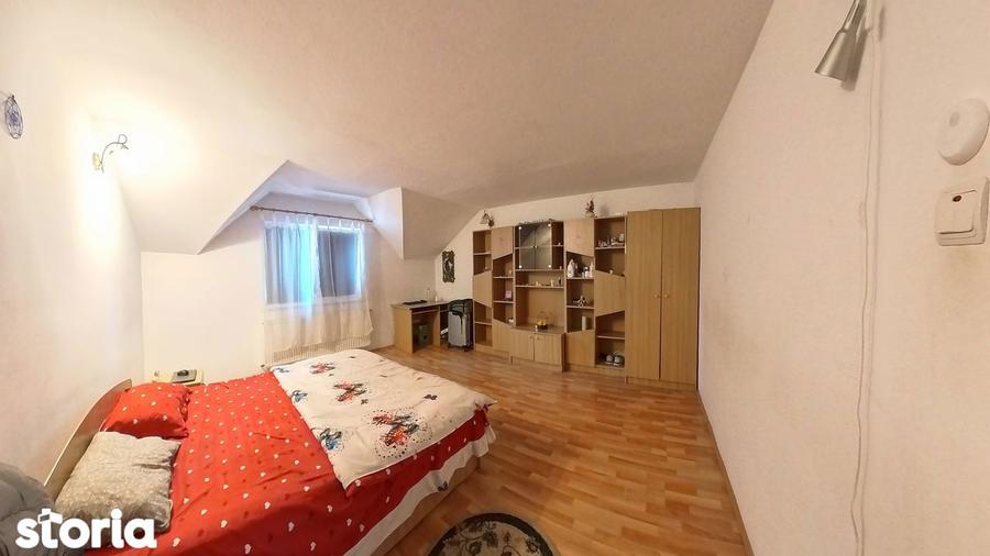Casă cu 6 camere cu Garaj în Tractorul