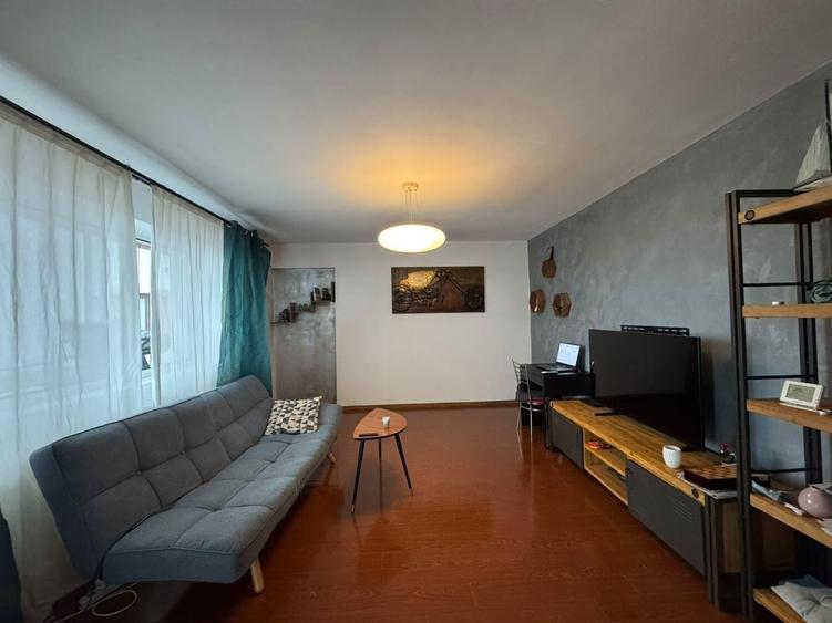 Apartament cu 3 camere decomandat în Jiului