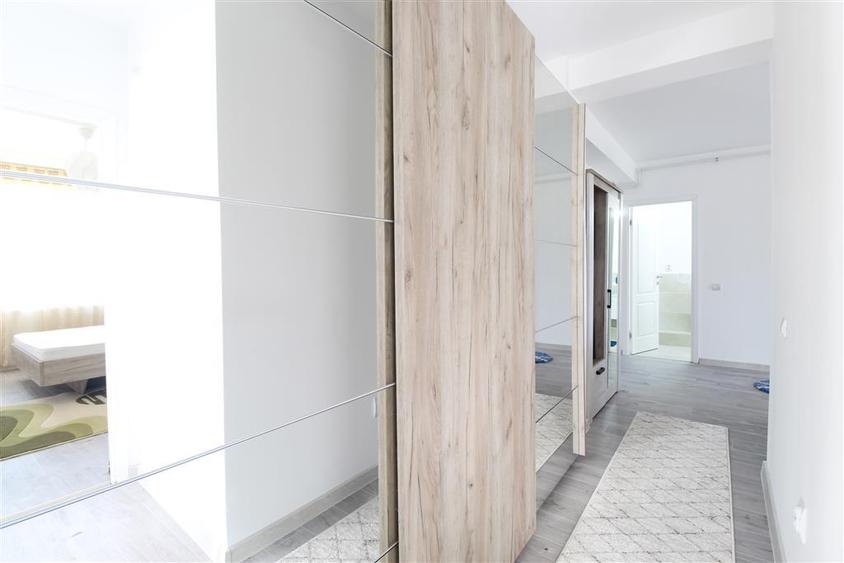 Apartament cu 3 camere semidecomandat, mobilat în Bună Ziua