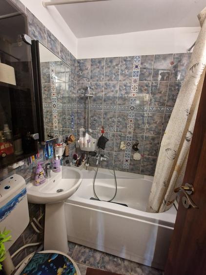 Apartament cu 4 camere semidecomandat în P-ța Reșița