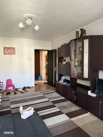 Apartament cu 2 camere semidecomandat în Craiovița Nouă