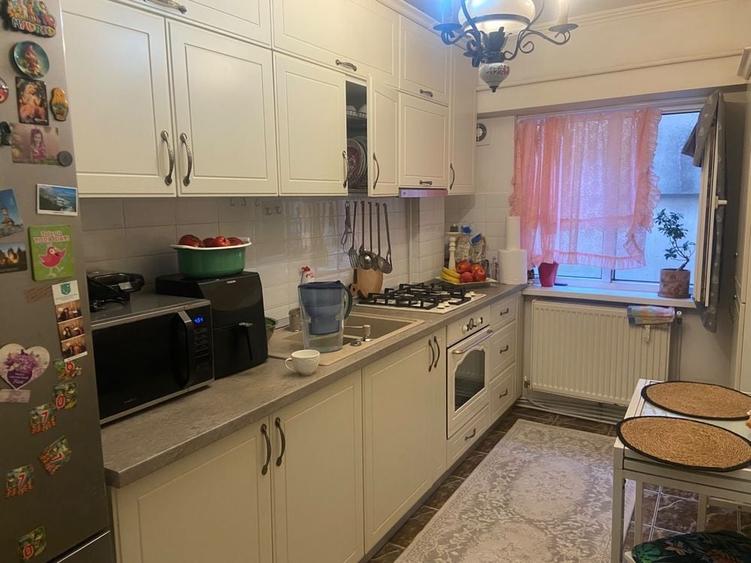 Apartament cu 3 camere semidecomandat în Central