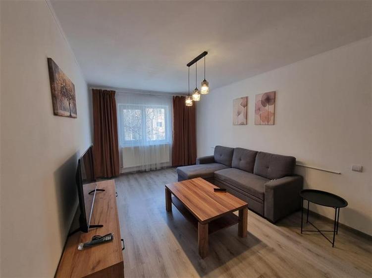 Apartament cu 2 camere decomandat în Podul de Fier