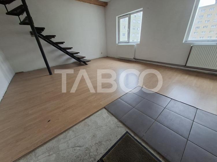 Apartament cu 3 camere semidecomandat în Vasile Aaron