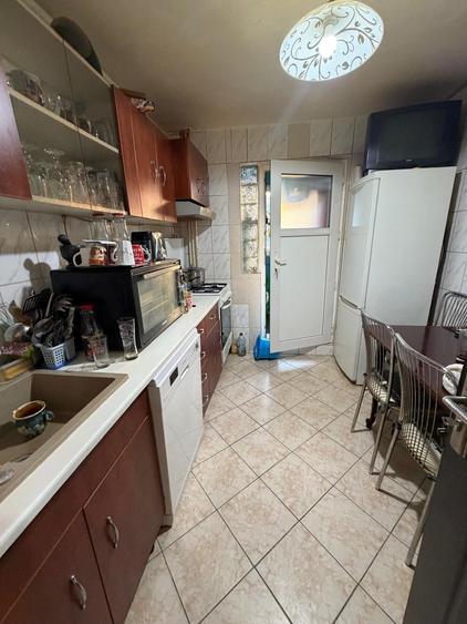 Apartament cu 3 camere semidecomandat în Dristor