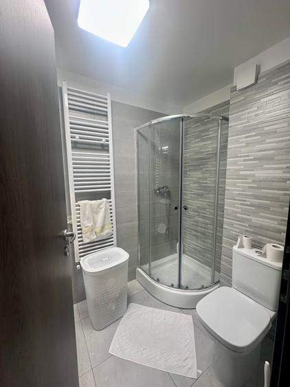 Apartament cu 4 camere decomandat în Drumul Taberei