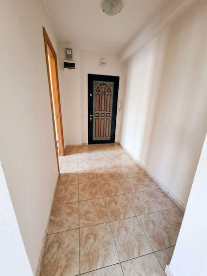 Apartament cu 3 camere semidecomandat în Gorjului