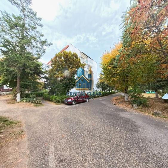 Apartament cu 3 camere semidecomandat în Aleea Carpați