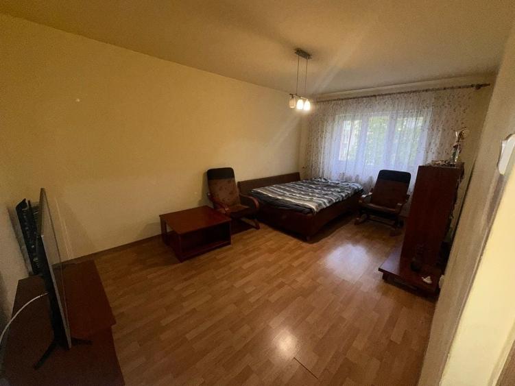 Apartament cu 3 camere decomandat în Lipovei