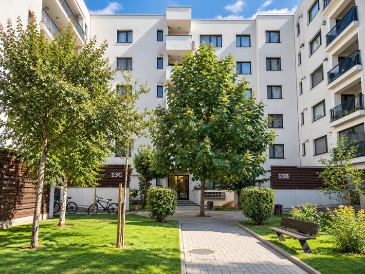 Apartament cu 4 camere decomandat, mobilat în Băneasa