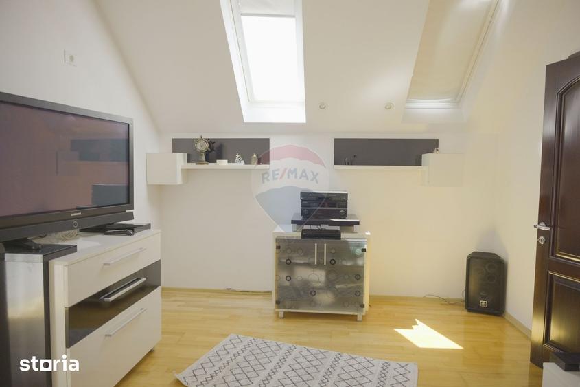 Casă cu 7 camere cu Teren 3093 Mp în Girov