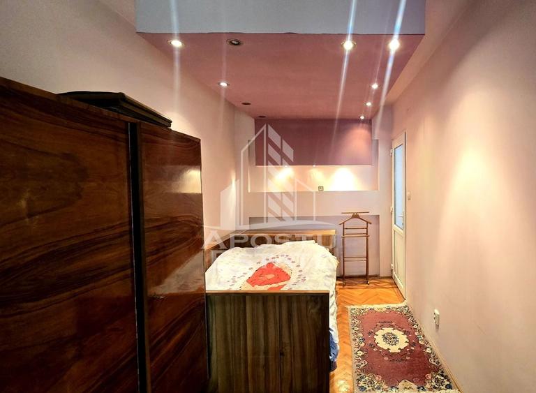 Apartament cu 3 camere semidecomandat, mobilat în Dacia