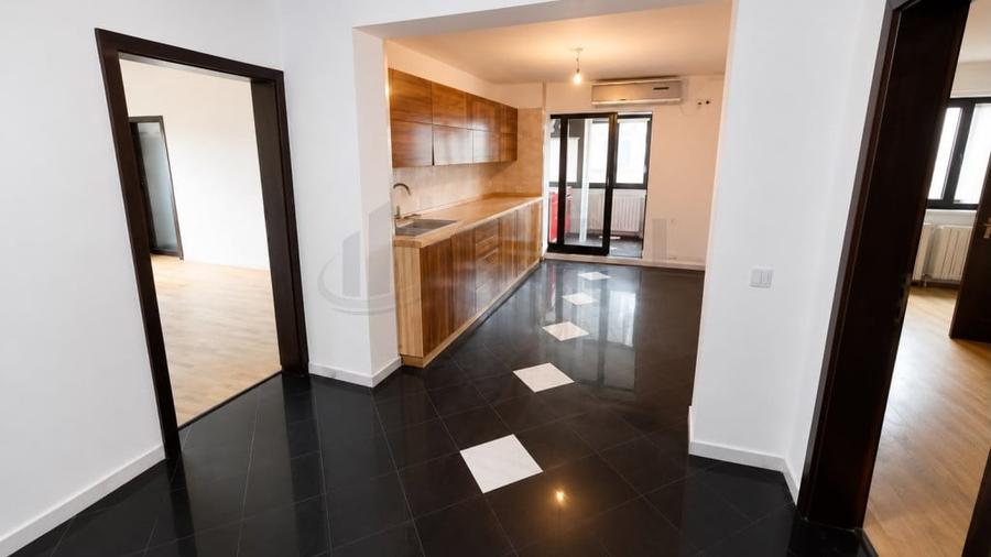 Apartament cu 4 camere decomandat în Crângași