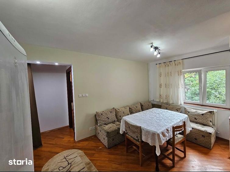 Apartament cu 3 camere decomandat în Tei