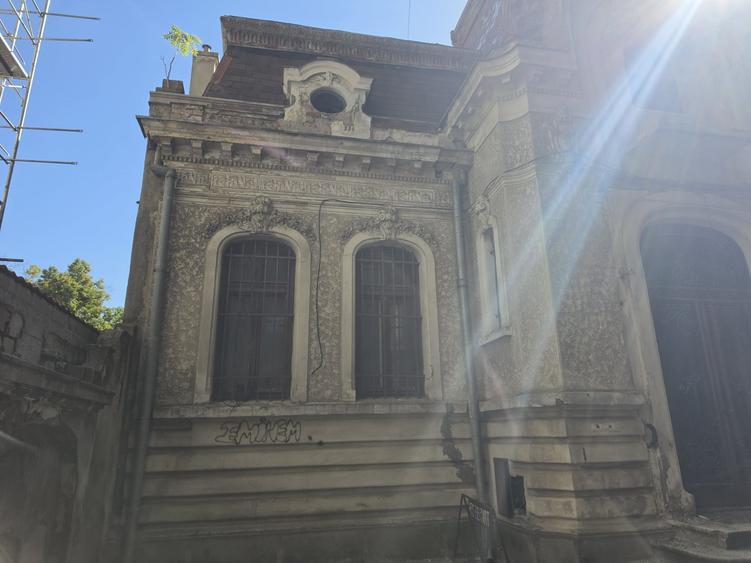 Casă individuală cu 15 camere cu Canalizare în Dorobanți