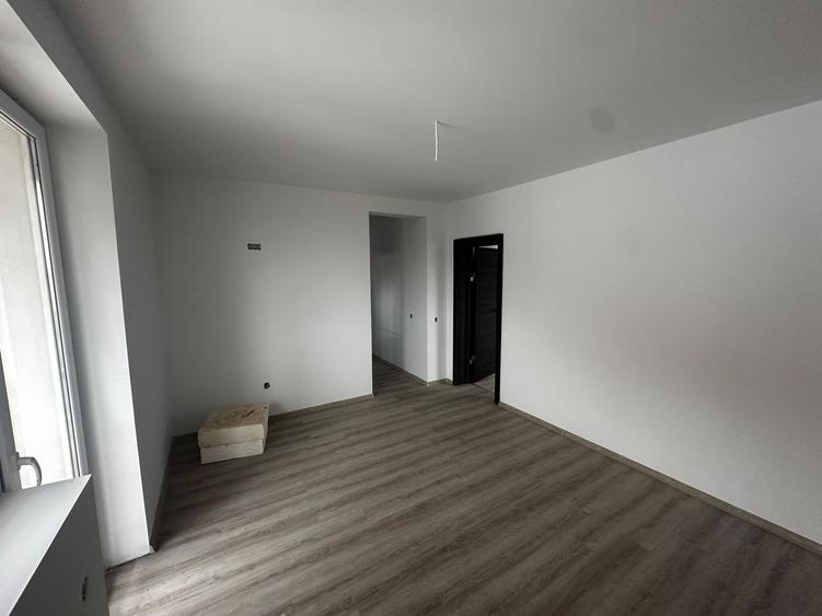 Duplex cu 5 camere cu Canalizare în Exterior Vest