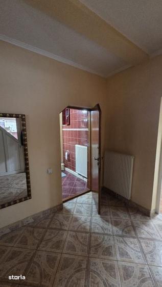 Casă cu 5 camere cu Teren 1300 Mp în Central
