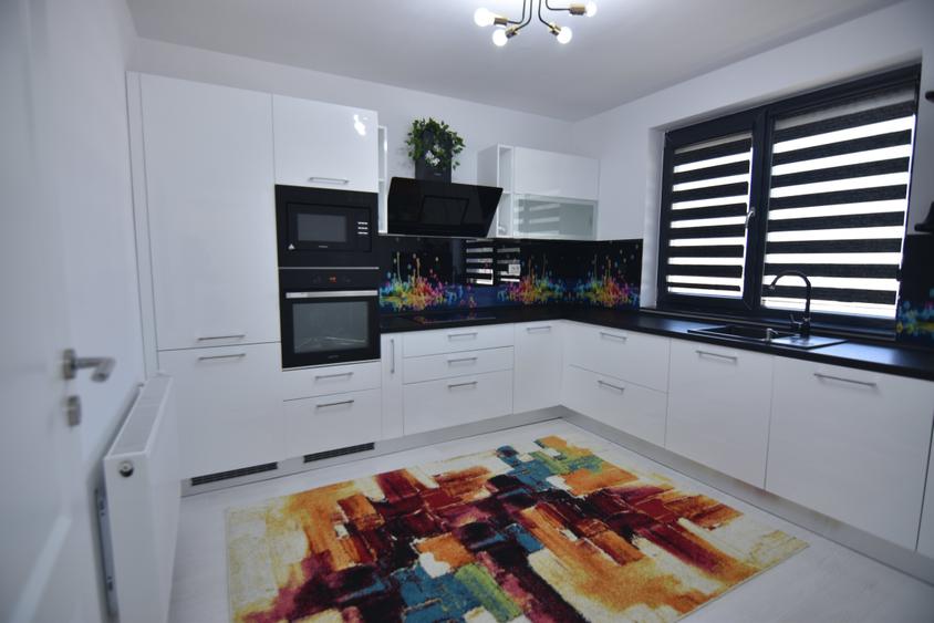 Duplex cu 4 camere cu Canalizare în Domnești
