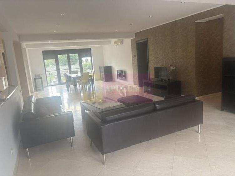Apartament cu 4 camere semidecomandat, mobilat în Băneasa