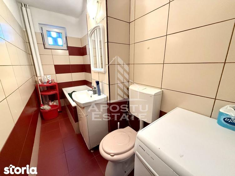 Apartament cu 3 camere semidecomandat, mobilat în Girocului