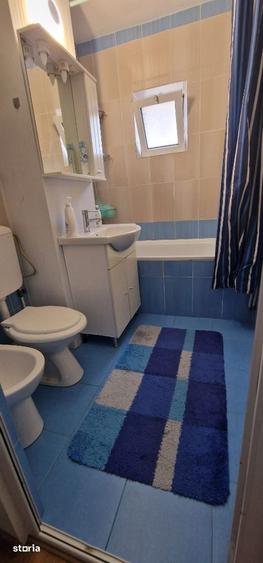Apartament cu 4 camere decomandat în Roman