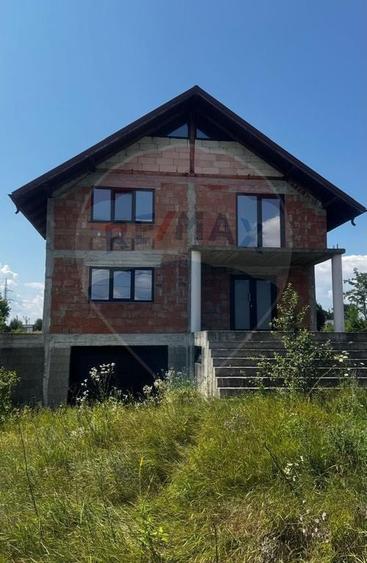 Casă cu 5 camere cu Teren 1000 Mp în Costâna