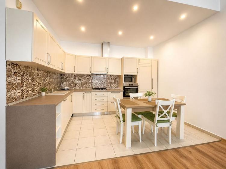 Apartament cu 2 camere semidecomandat, mobilat în Soarelui