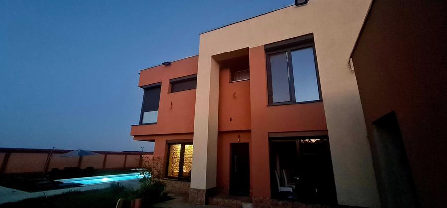 Casă cu Teren 700 Mp în Central