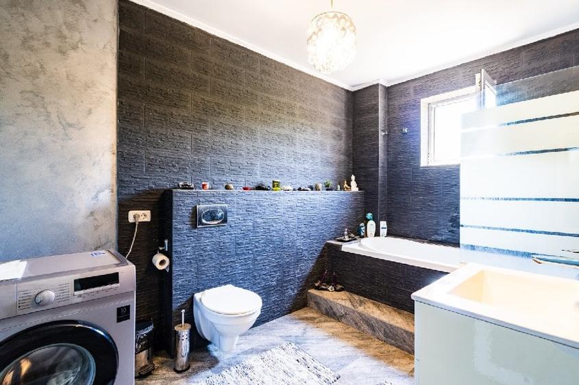 Casă individuală cu 5 camere cu Canalizare în Palazu Mare