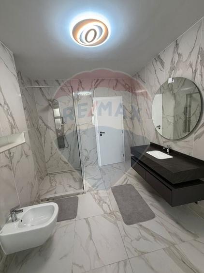 Casă individuală cu 6 camere cu Teren 484 Mp în Central