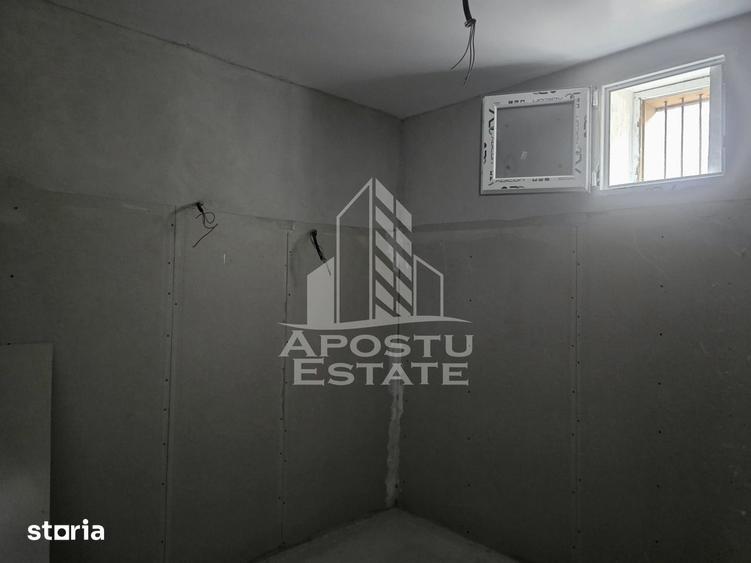 Casă cu 4 camere semidecomandat cu Teren 1440 Mp în Central