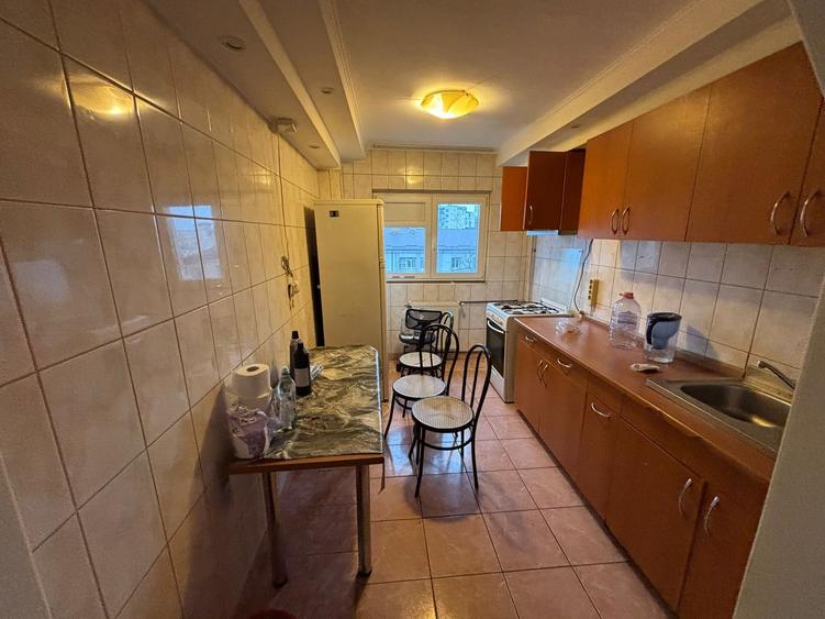 Apartament cu 3 camere semidecomandat, mobilat în Brâncoveanu